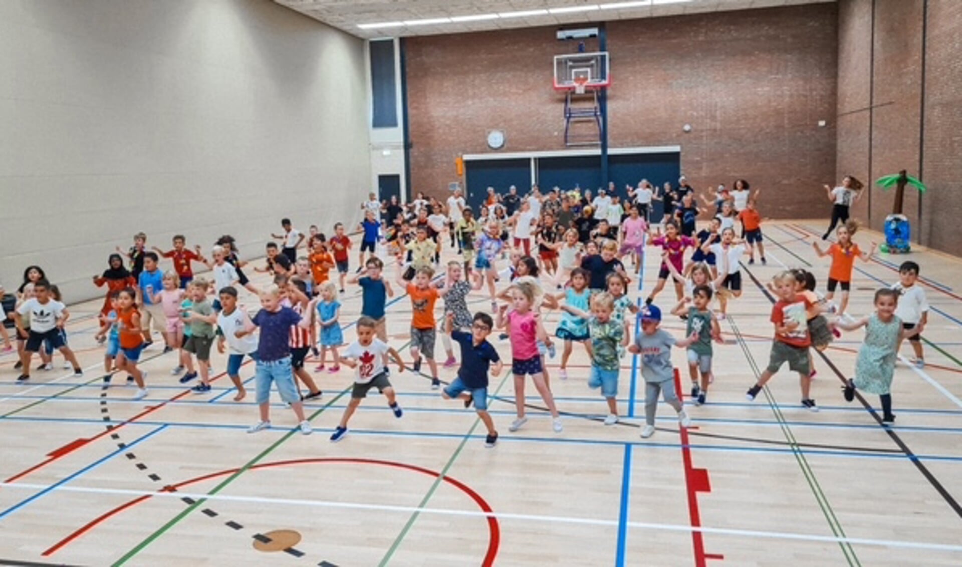 De kinderen tijdens hun optreden. Beeld: Het Vogelnest