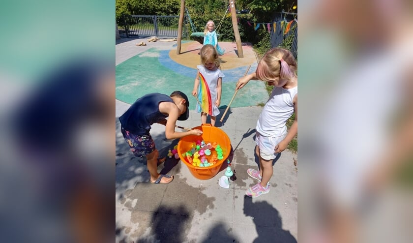 Spelletjes meesters- en juffenfeest. Beeld: Prinses Beatrixschool