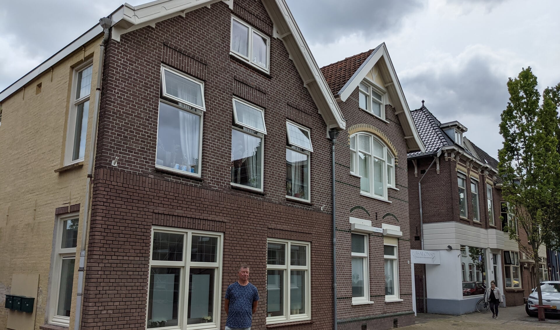 Gijs Hoogeveen voor zijn ouderlijk huis.