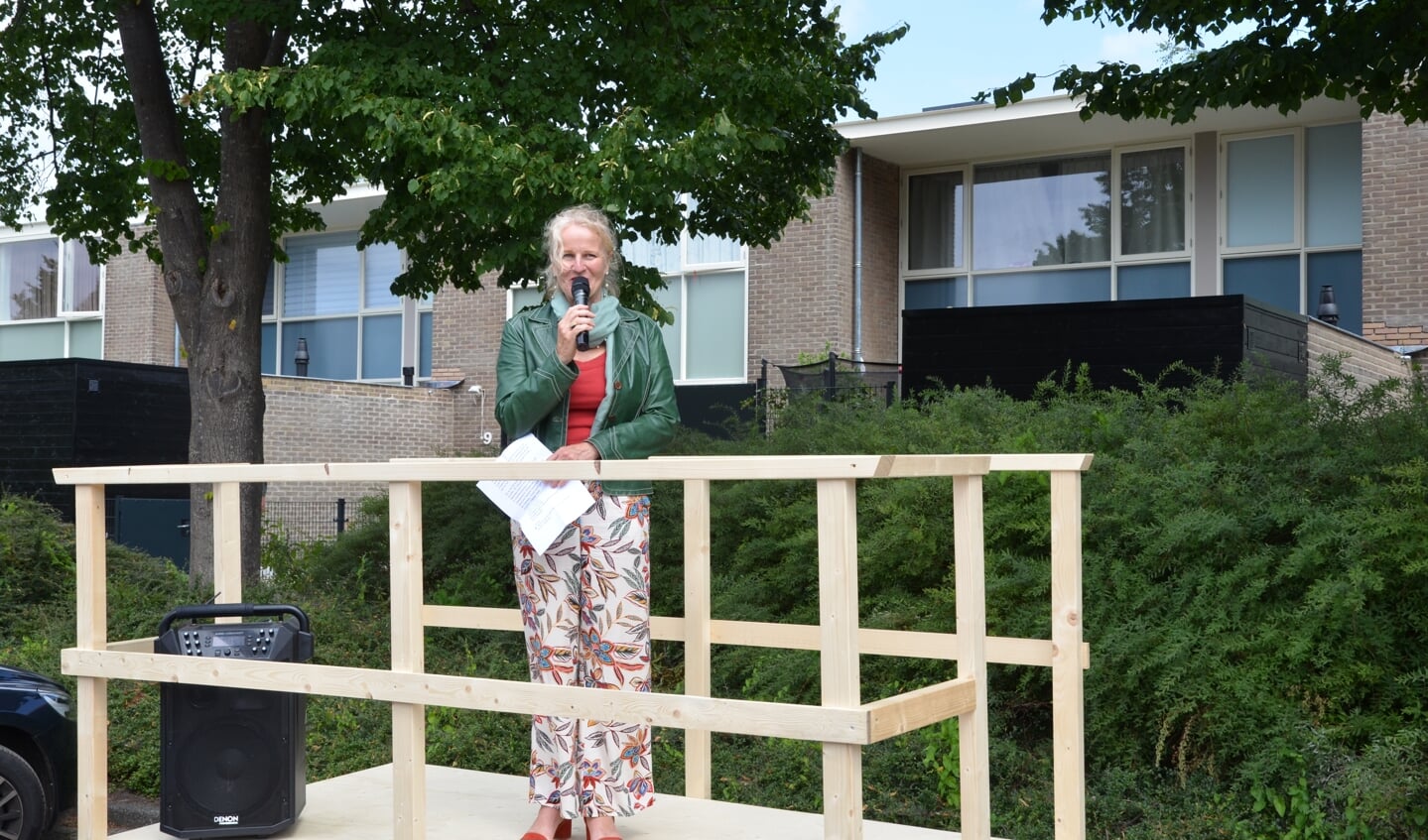 Praatje door de directeur van de woningbouwvereniging Reeuwijk. Beeld: Nico Hermenet