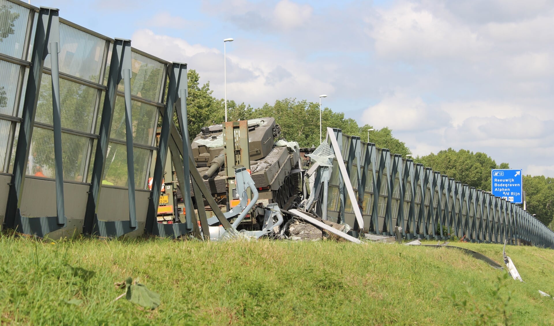 Geluidswal bij Reeuwijk doorboord door legertank op oplegger. Beeld: AS Media