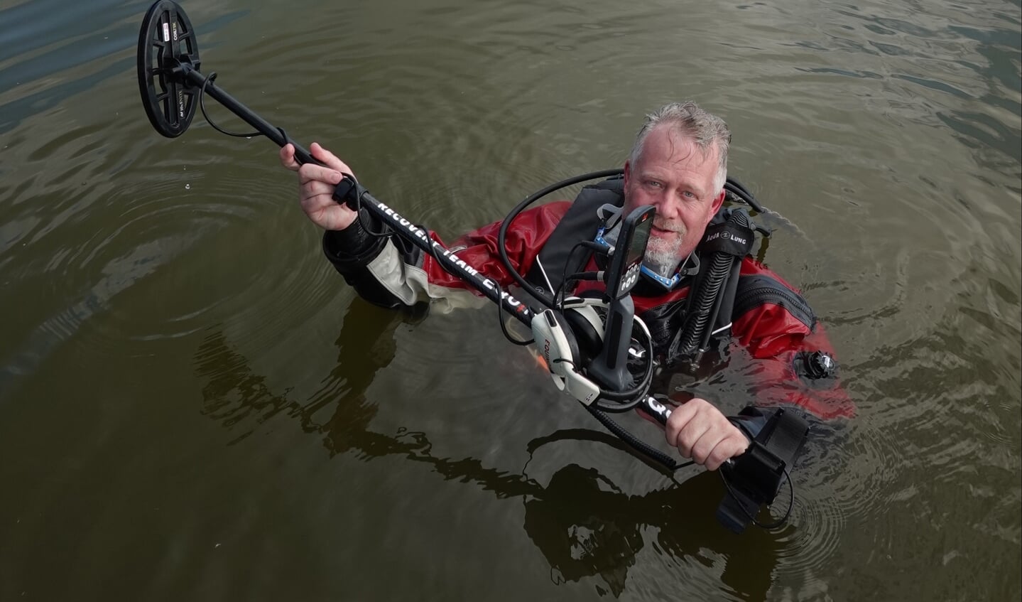 Robert-Jan Ousen met metaaldetector. Beeld: Loes Kamer