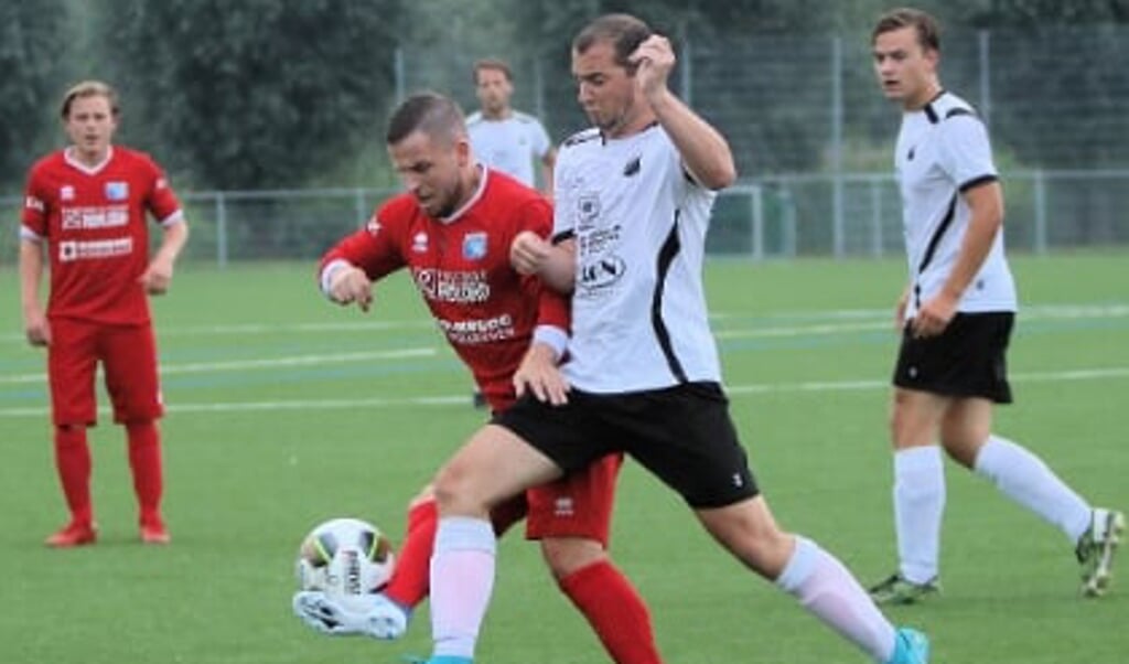 Boban Lazic in actie tegen WDS. De nieuwkomer scoorde de 1-2 tegen WDS. Beeld: André van Egdom.