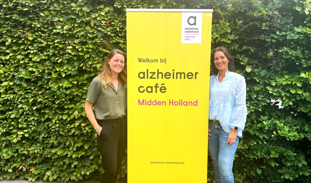 Links Jasmijn Vollering, vrijwilliger Alzheimer Café Midden-Holland, en rechts casemanager en vrijwilliger Petra Vane. Beeld: Iris Onderwater
