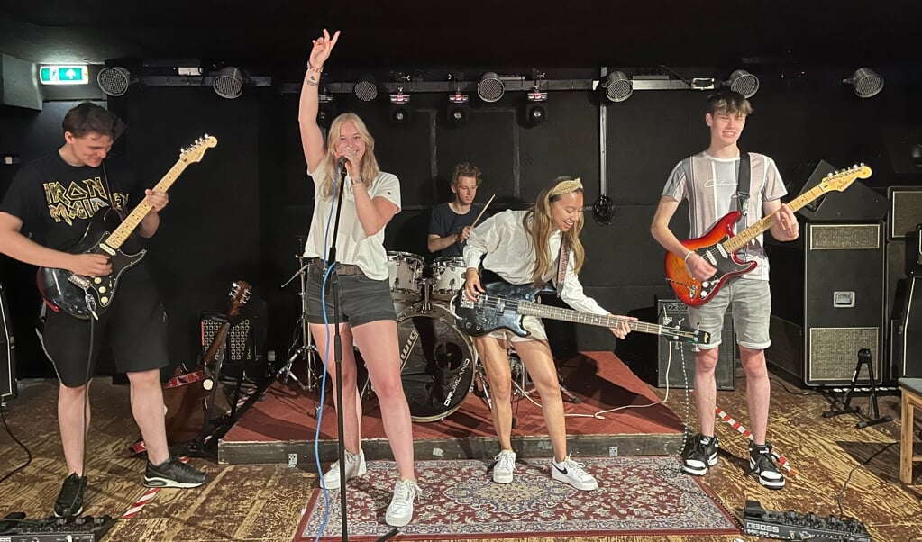 Van links naar rechts: Peter Kemner, Manon den Dijker, Joaquin van Dijk, Chloé Pieterse, Matthijs Kroeders. Beeld: Niño de Perlita
