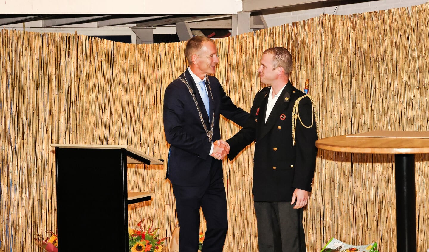 Burgemeester Erik van Heijningen(l) feliciteerd en verwelkomt Rien Neuteboom(r) als de nieuwe ploegchef bij het brandweerkorps in Driebruggen. Beeld: Wim de Boevère