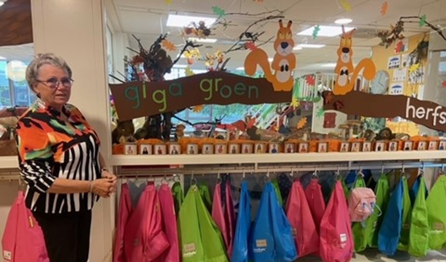 Juf Ineke bij illustratie kinderboekenweek thema ' Giga groen'. Beeld: Marysol van 't Hoog