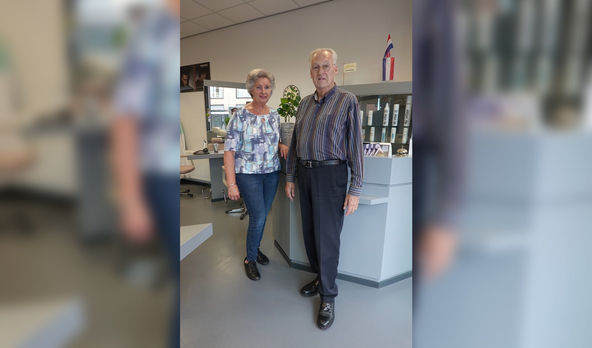 Kapper Alexander Kuipéri (rechts) samen met echtgenote Henny (links) Beeld: Loes Kamer