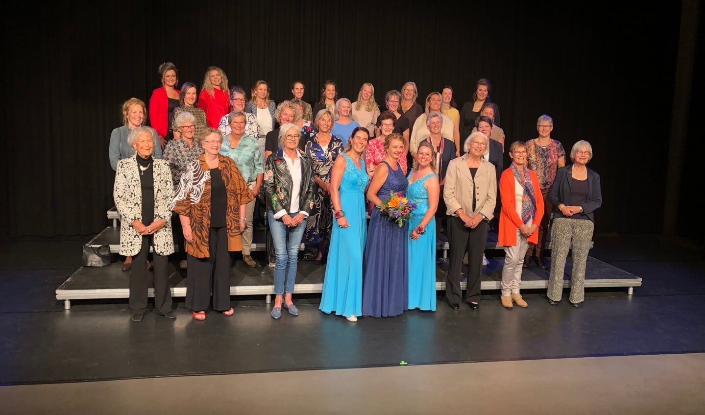 Reünie van veertig voormalig Kaaskoninginnen en de huidige Kaaskoningin met har hofdames. Beeld: Stefanie Peters