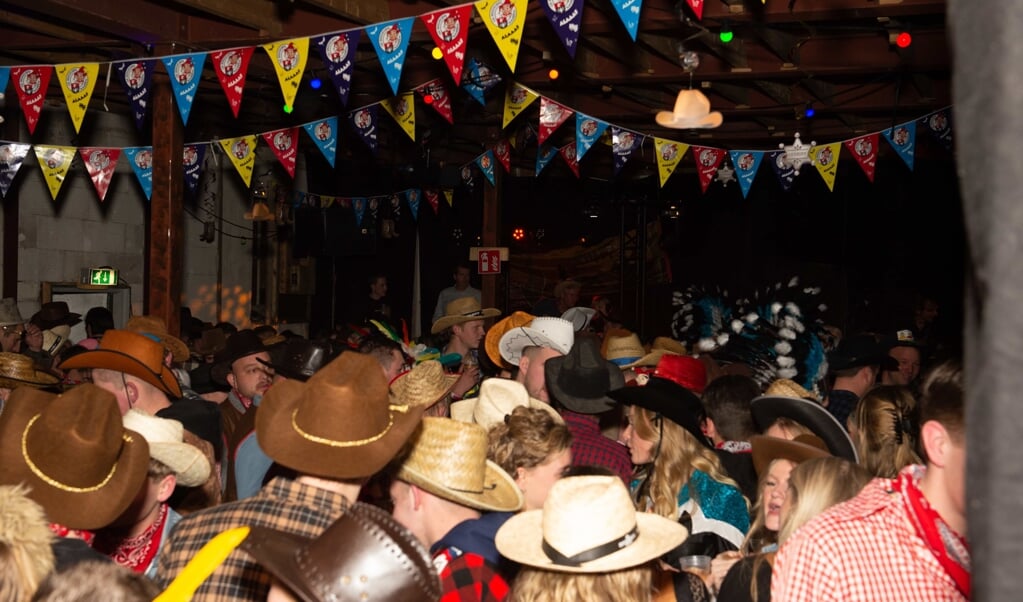 Een zaal vol comboys, cowgirls en indianen. Beeld: Reedeurpenarren