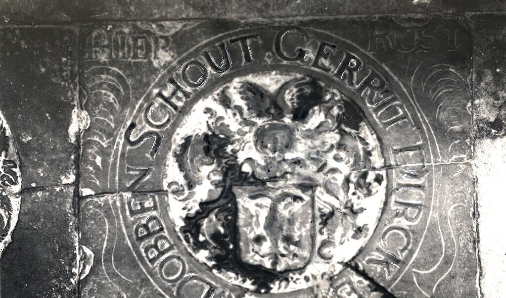 De grafsteen van schout Gerrit van Dobbe in de Dorpskerk in Bodegraven.