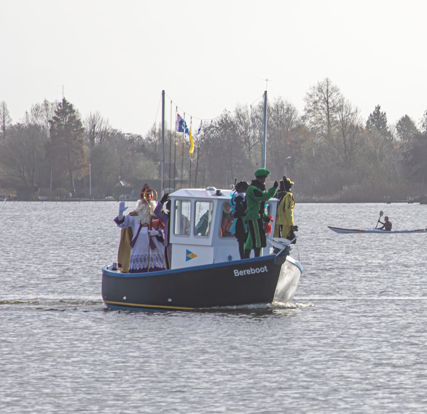 De Bereboot bracht sint en zijn Pieten naar Reeuwijk-Brug.