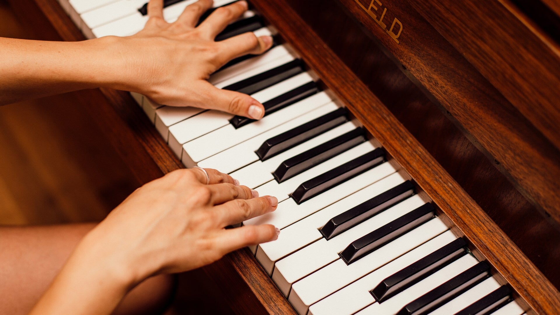 Koffieconcert bij de Zingende zaag met piano en viool. 