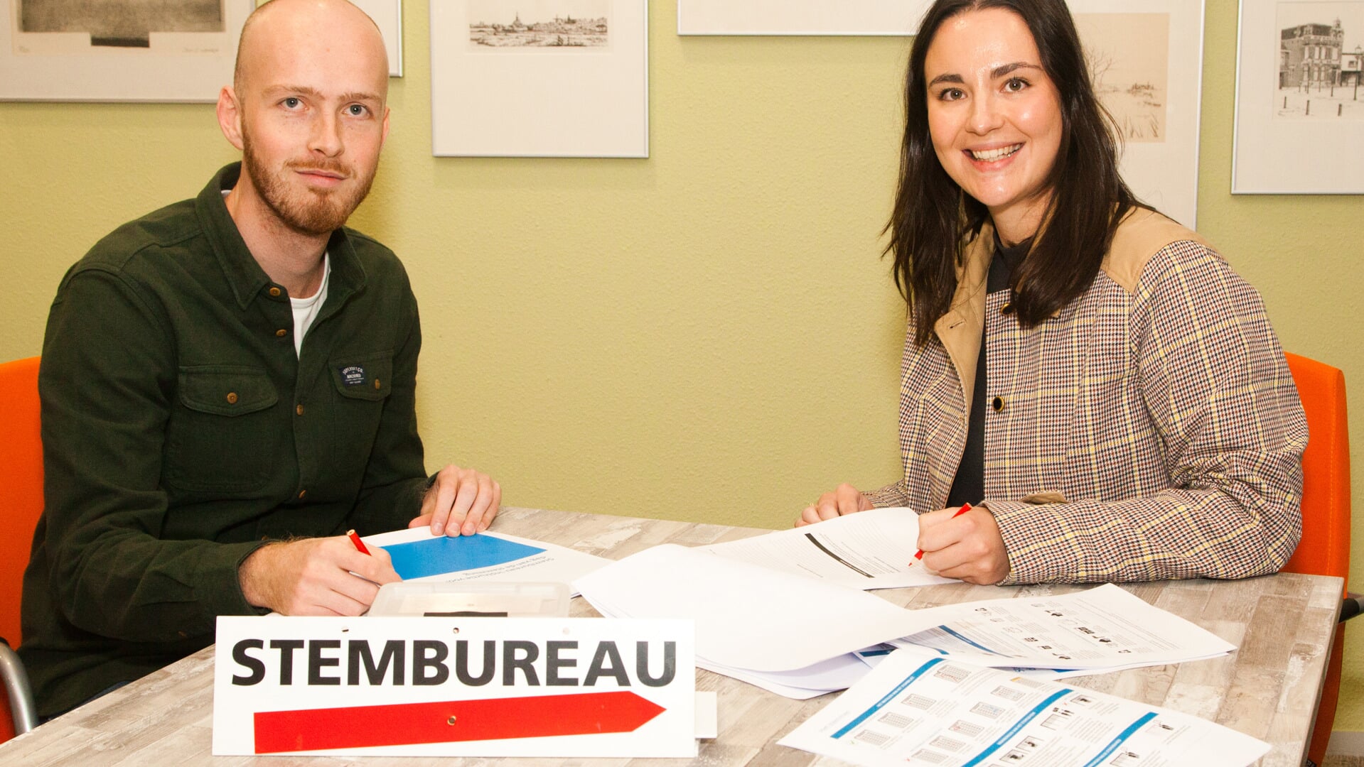 Luca Frantzen en Peter Breedveld aan de slag voor de verkiezingen.