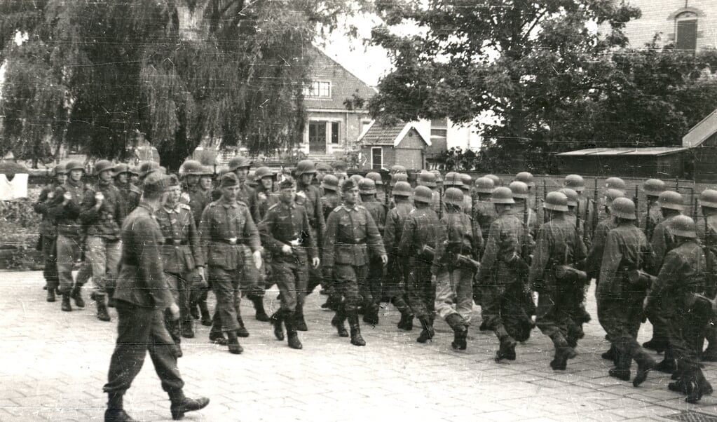 Marcherend op het schoolplein in Bodegraven. Beeld: archief