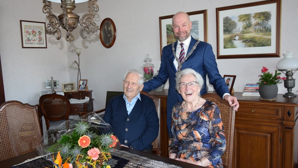 Kees en Jans Weerheim-Looij hebben na 65 jaar huwelijk nog steeds veel lol met elkaar. Beeld: Key Tengeler