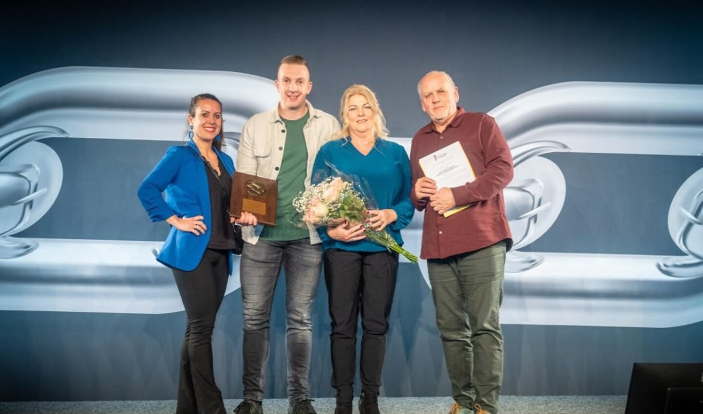 Prachtige eerste prijs in de categorie Automotive voor Van der Gugten Porsche met van links naar rechts: Stephanie, Joeri, Mieke en Johan. Beeld: Van der Gugten Porsche