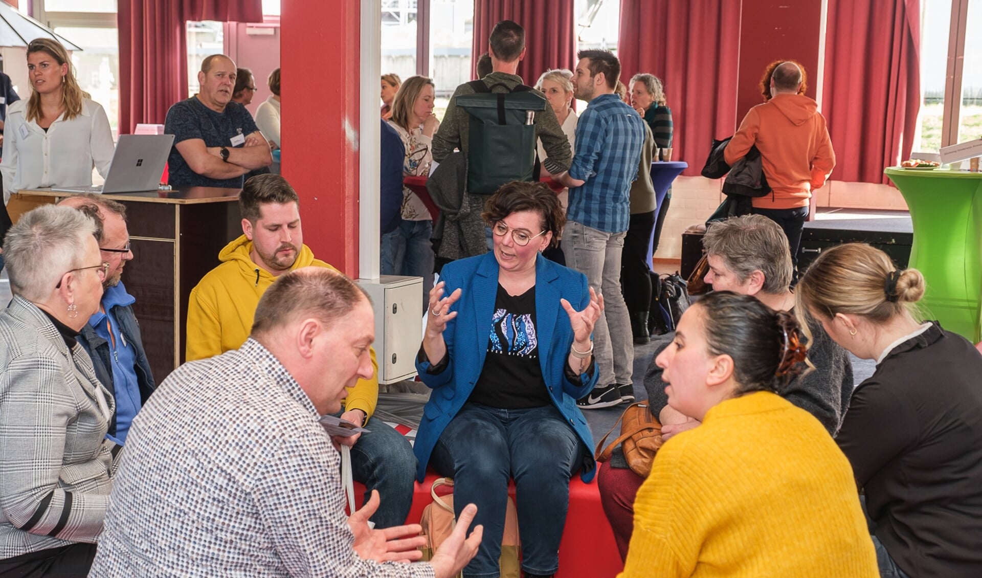 Veel gesprekken bij bedrijfsbezoeken. Beeld: Oscar Limahelu