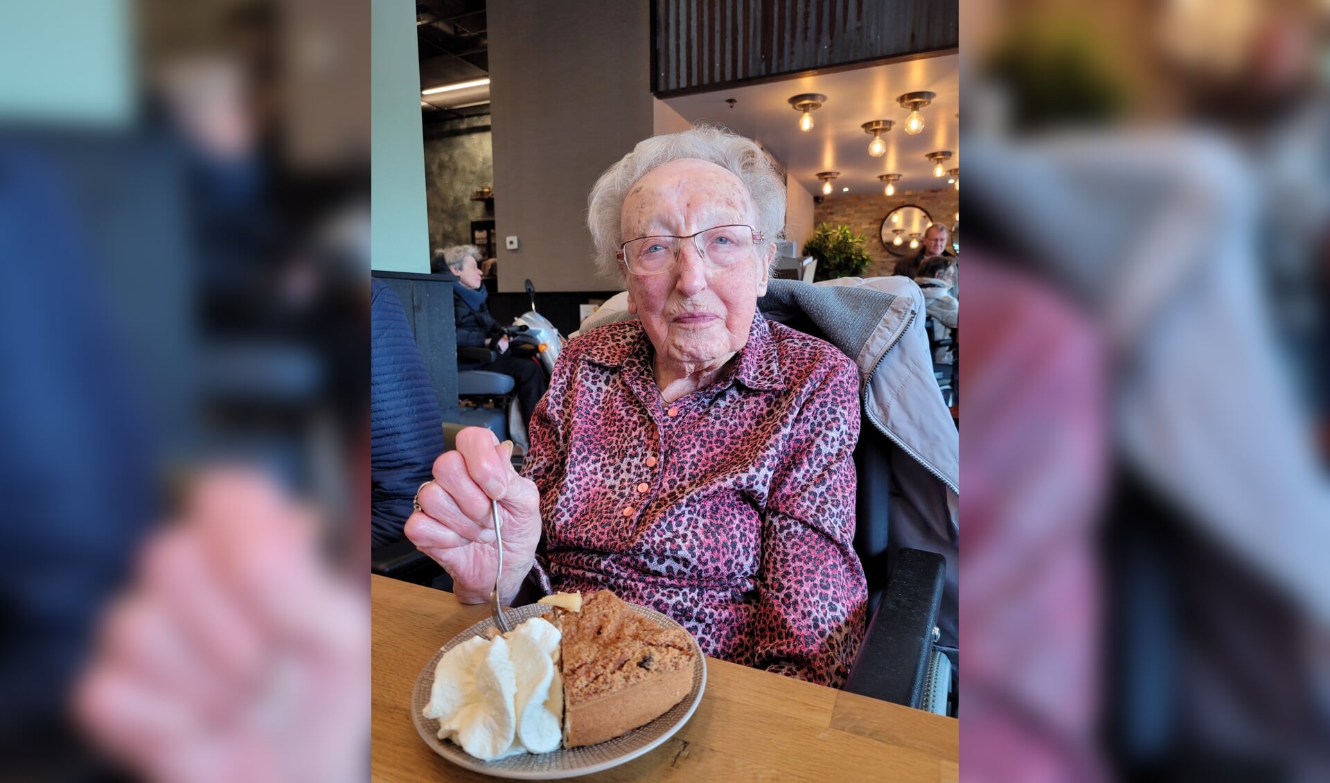 De 101-jarige mevrouw Van Rijn houdt nog van een gezellig uitje met de Zonnebloem. Beeld:  Zonnebloem Reeuwijk, Waarder en Driebruggen