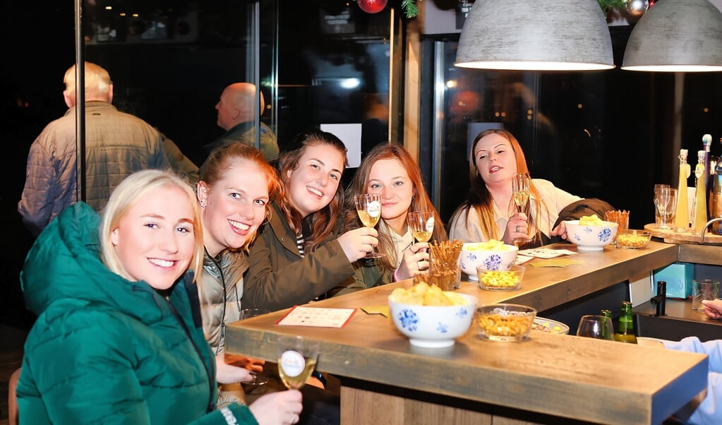 Gezelligheid aan de bar. Beeld: Wim de Boevère
