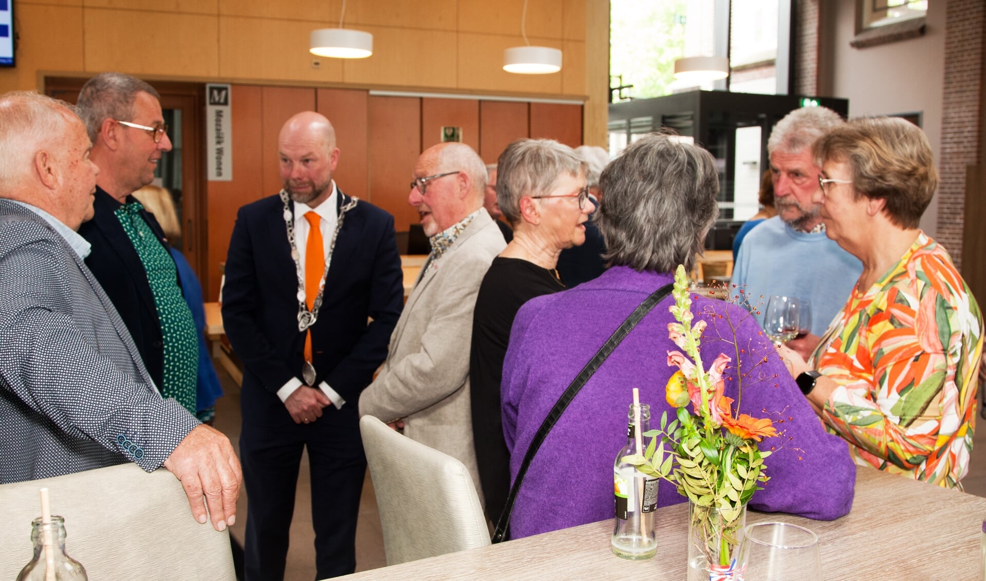 De burgemeester kwam ook langs op de muzikale middag voor gedecoreerden. Beeld: Bert Verver