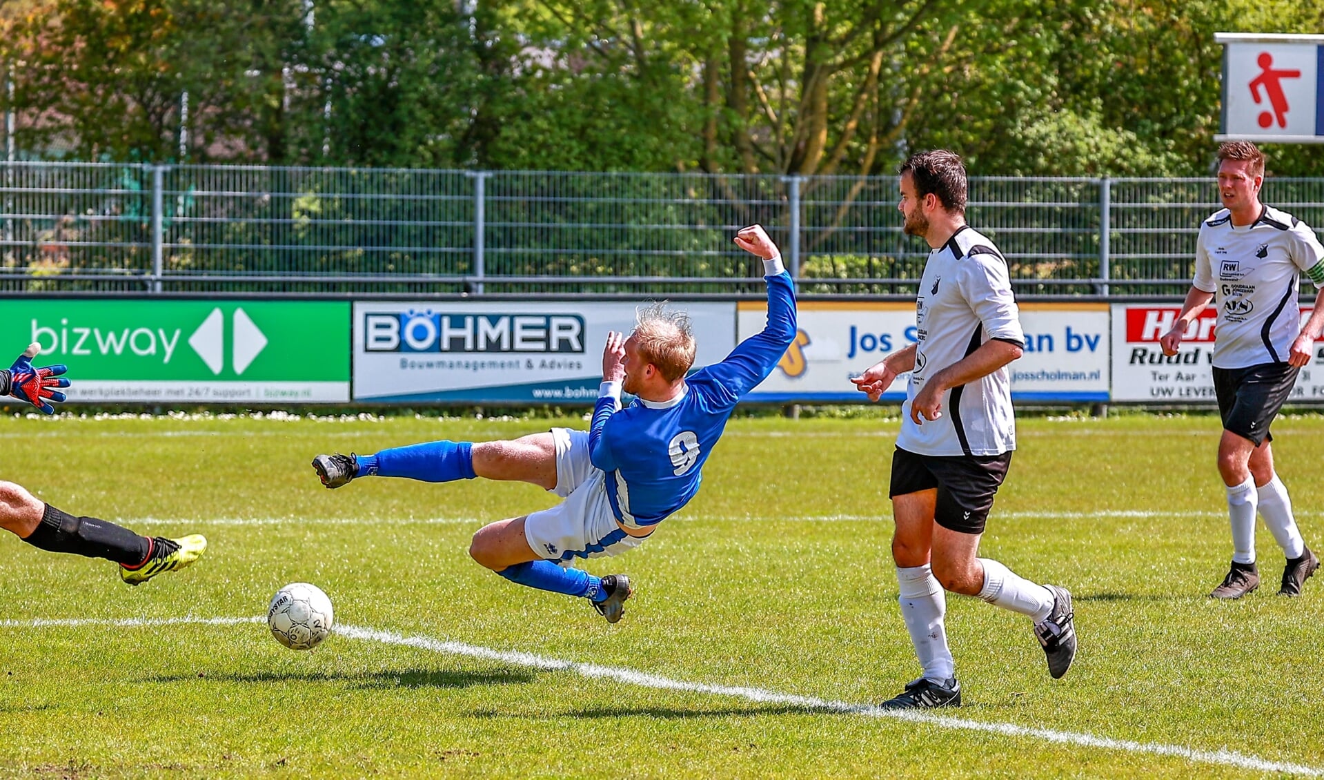 Wessel Sterk schildert met zijn omhaal de 1-0 op het scorebord. Beeld: Don van der Meer