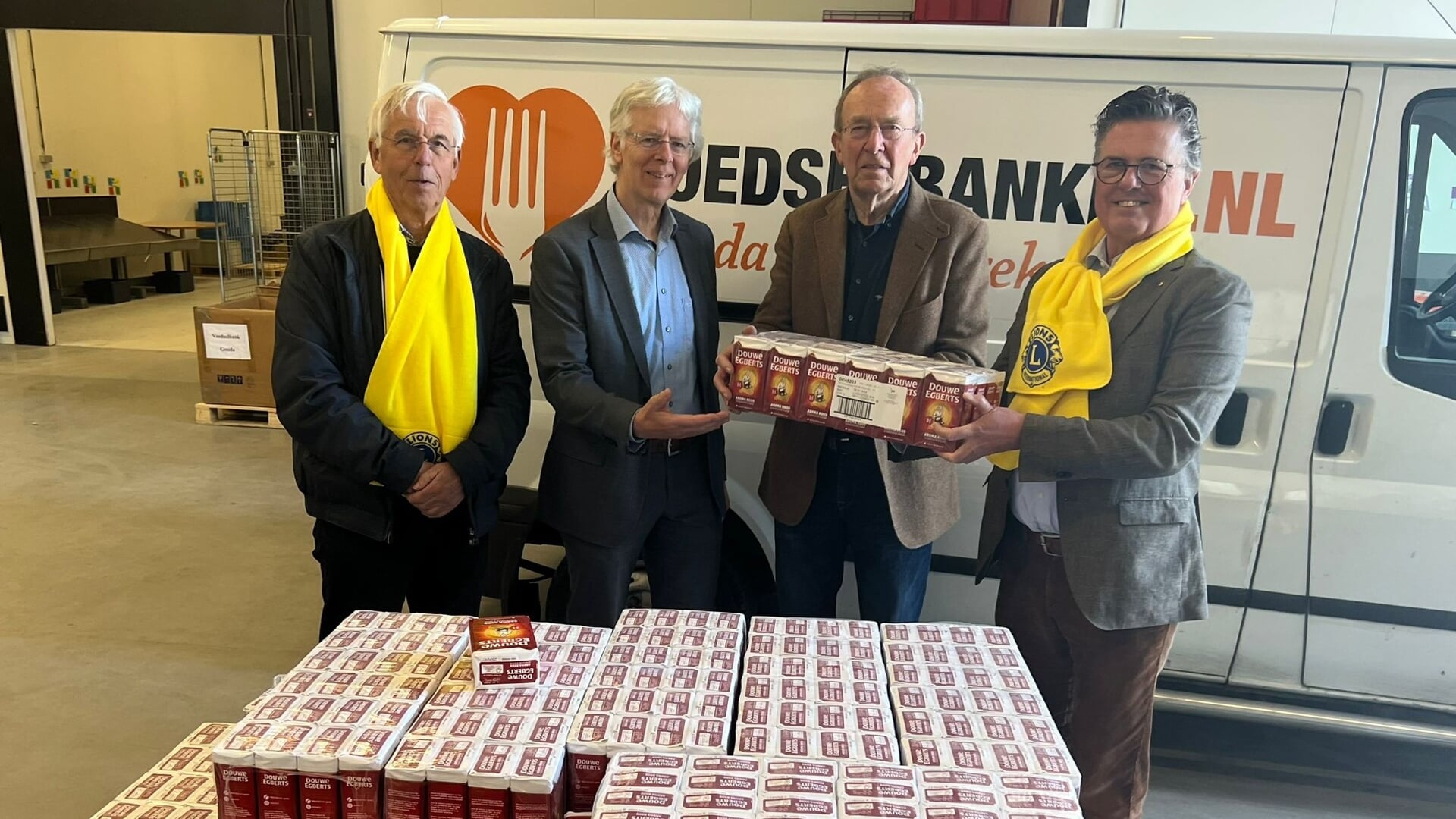 Lions-vertegenwoordigers Pieter ten Bosch, Ronald Buise en Jan Hein Koenen overhandigen de 1100 pakken D.E.-koffie aan Andries Joling. Beeld: Henk Kreuger