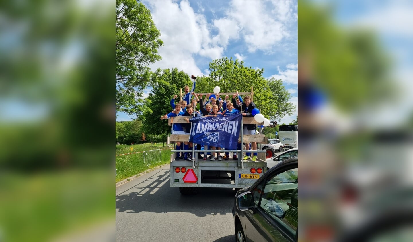 De kampioenen op de kar! Beeld: Rohda'76