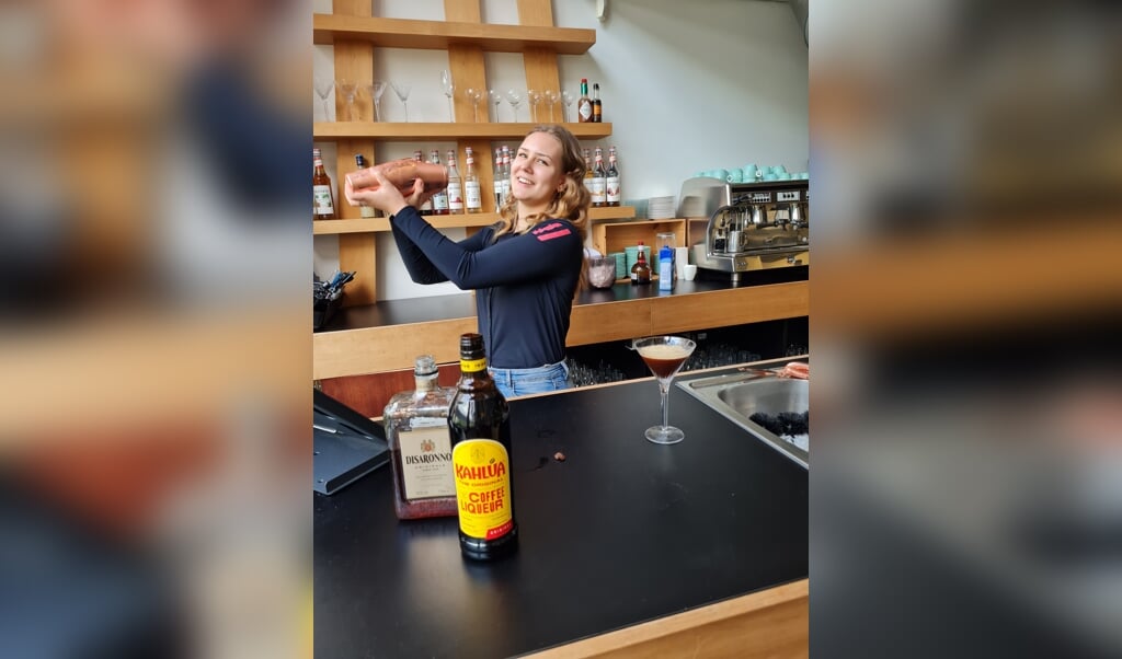 De skill 'cocktailshaken' was leuker dan Laura vooraf had gedacht. Beeld: Lisanne van Uunen