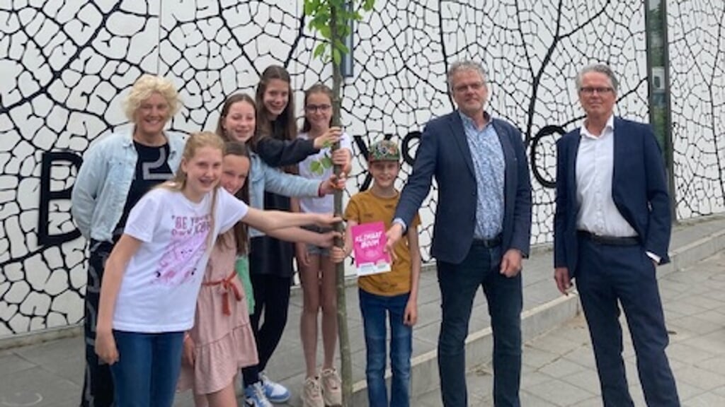 Bij de foto: de aflevering van de klimaatboom bij de Beatrixschool met leerlingen uit groep 8 en directeur Astrid Sloof. Beeld: mijnklimaatpartij