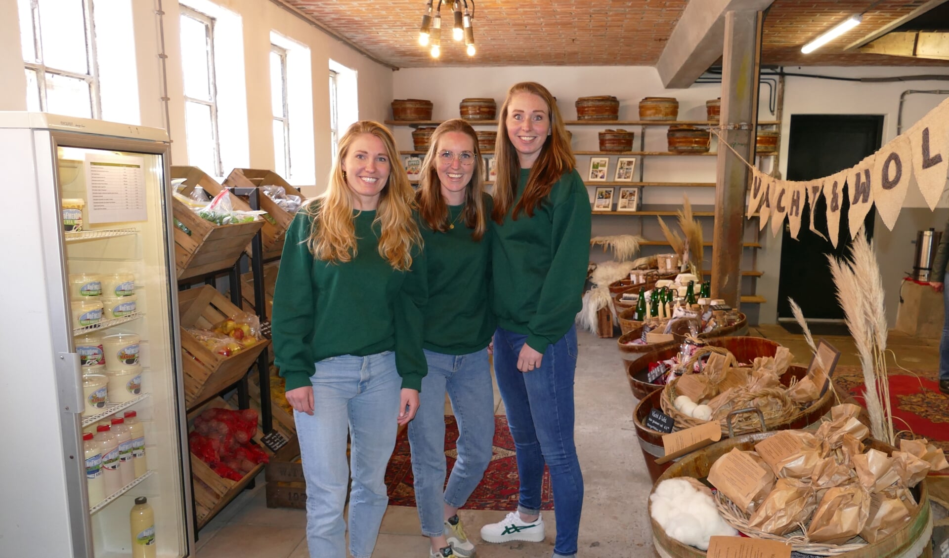 Marieke (links), Femke (midden) en Angela de Wit heten u op zaterdagochtend van harte welkom in de Streekwinkel