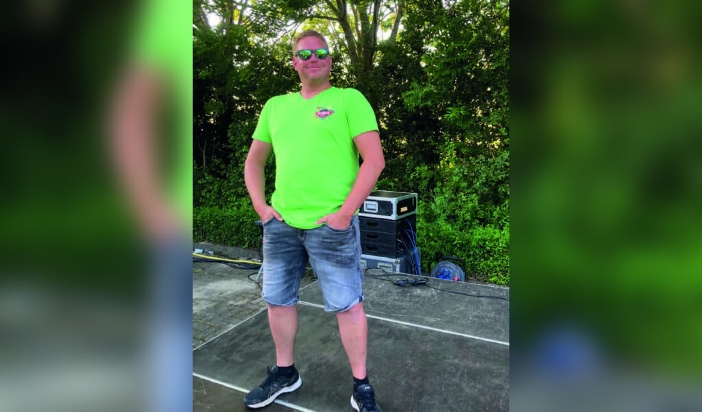 Ruben Groot tijdens de opbouw van de SDWA dorpendag. Beeld: SDWA