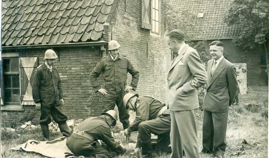 Een oefening met de vrijwilligers van Bescherming Bevolking in 1956. Rechts het blokhoofd W. de Jong. Beeld: archief