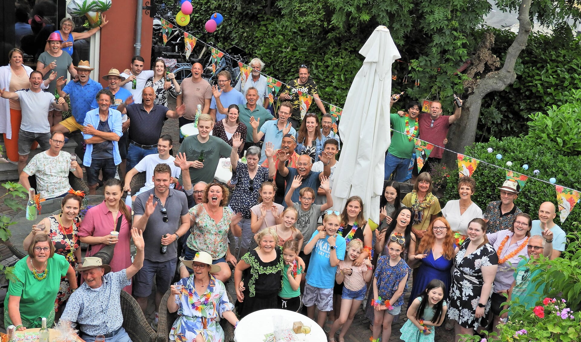 Een heleboel feestgangers op de BBQ van BBS. Beeld: BBS