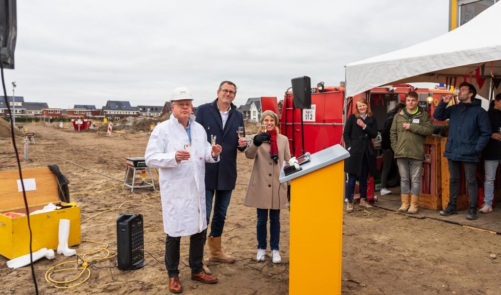 Dirk-Jan Knol (in het wit) opent een bouwlocatie. Beeld: Kijk op Bodegraven-Reeuwijk