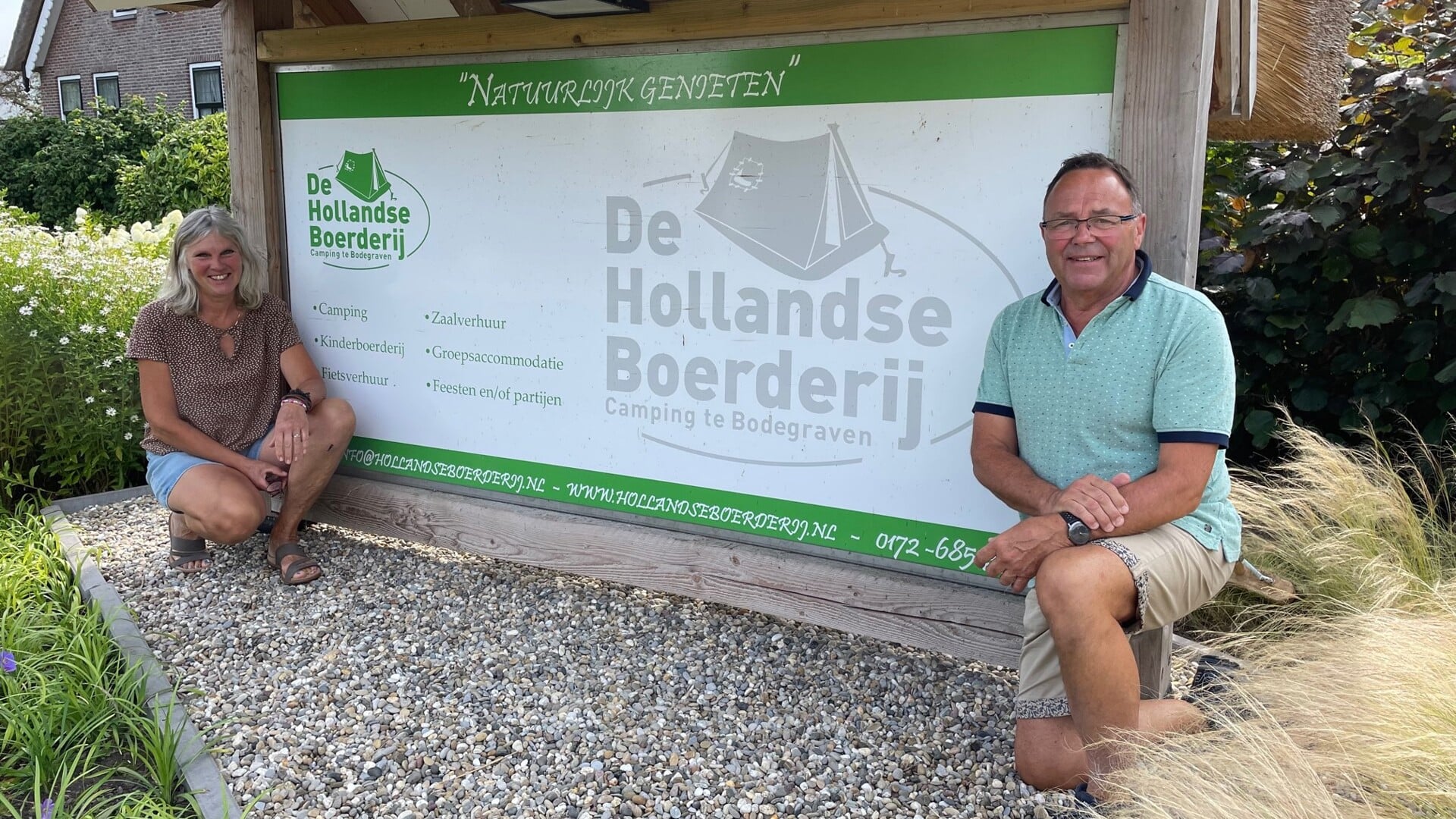 Angela de Jong-Bakker en Kees Bos bij de Hollandse Boerderij, start- en finishplaats van de Meijeloop.