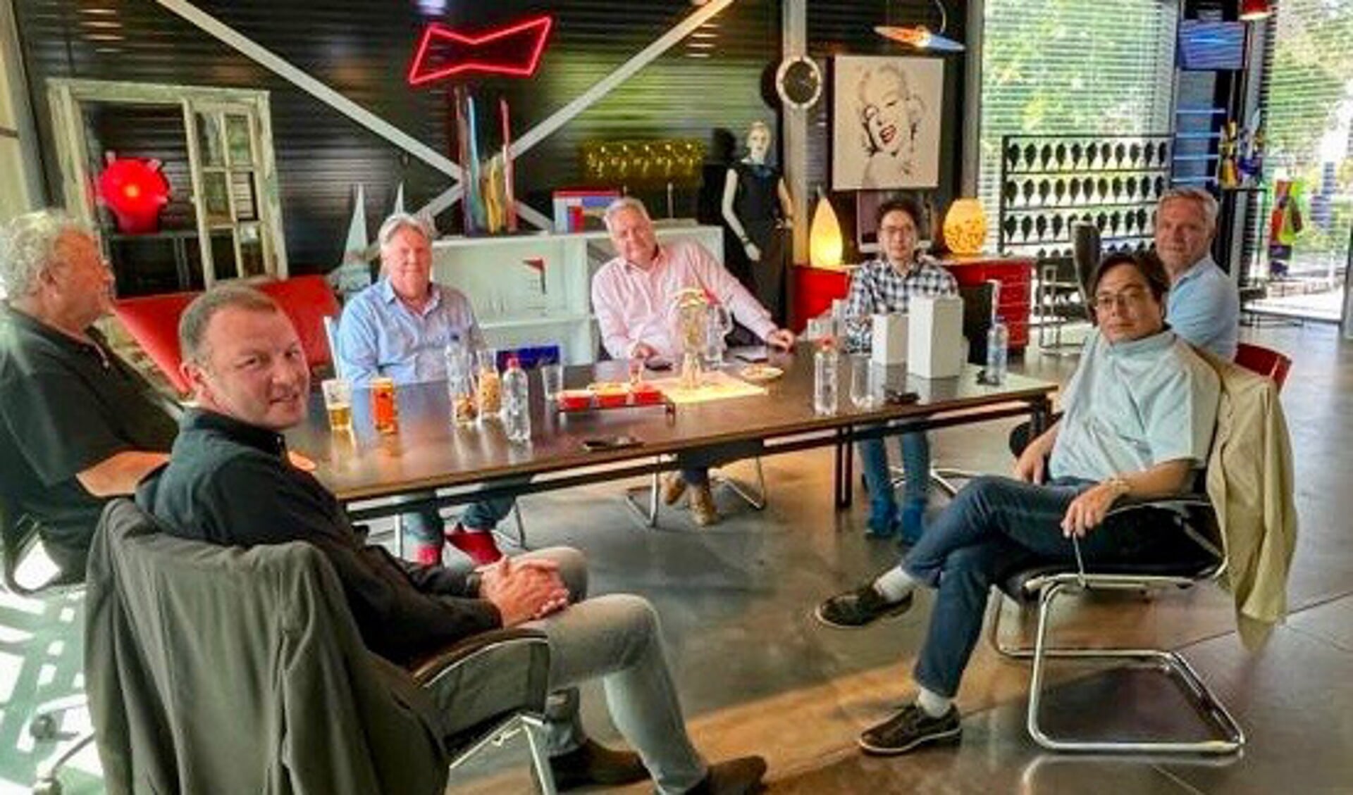 Directie Canon maakt kunstwerk bij MarryzGlaz in Bodegraven.