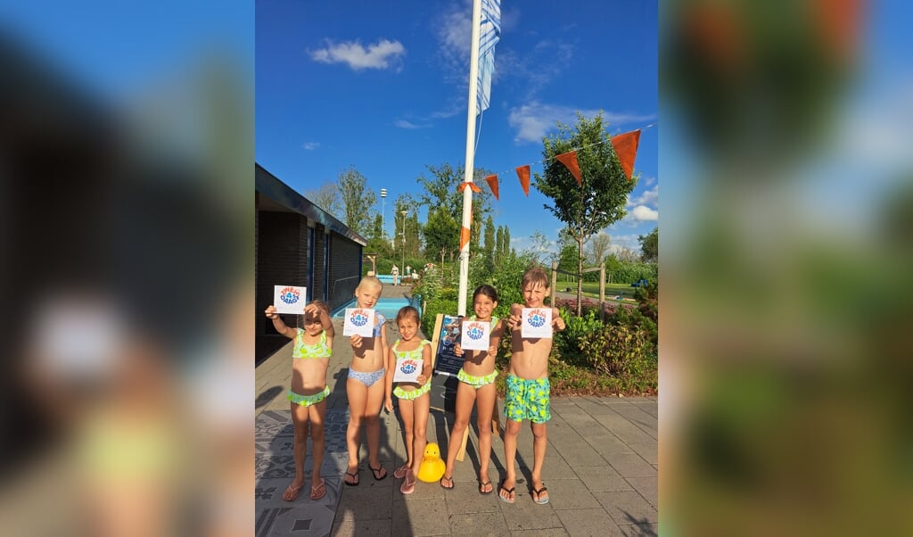 Blije gezichten met hun zwemdiploma's. Beeld: Nikki van Loo