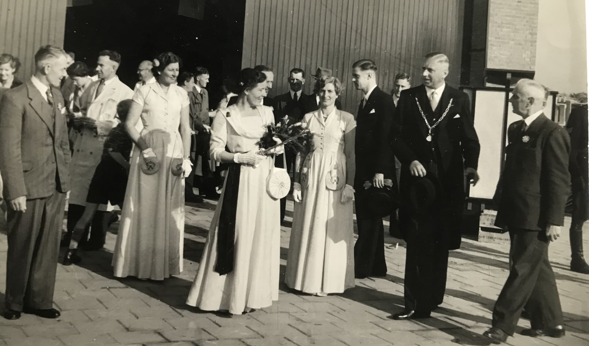 Najaarsmarkt 1952 met de eerste kaaskoningin en haar hofdames.