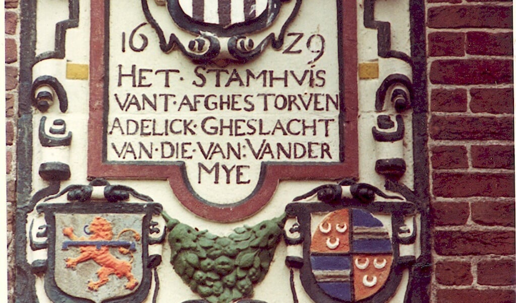 Gevelsteen op Meije 42 die herinnert aan het adellijke geslacht Van der Mye. Beeld: Cock Karssen
