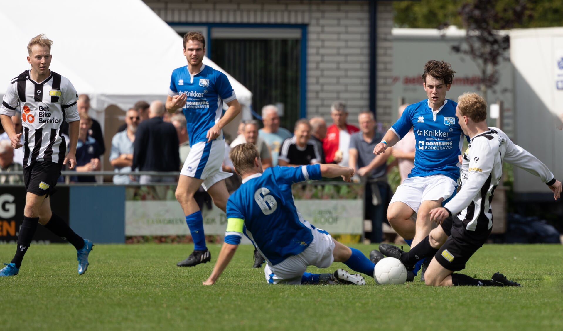 Verbeten duel op het middenveld.