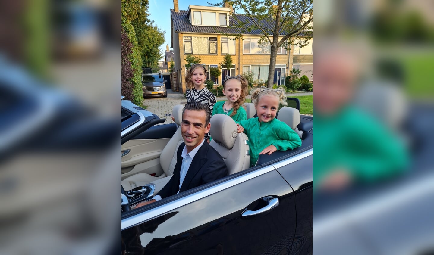 De kaasprinses en kaasmeisjes in de cabrio.