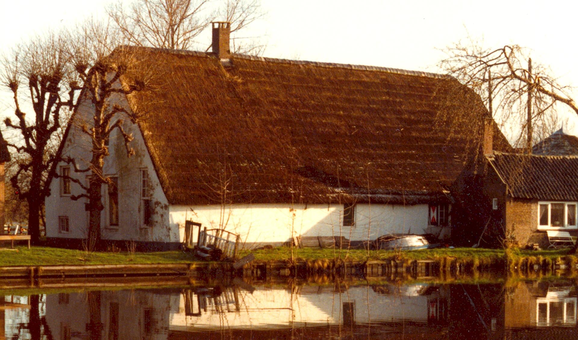 Boerderij van Briemen weerspiegelt in de Oude Rijn.