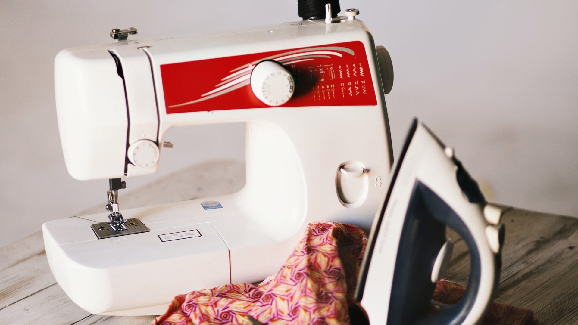 De naaimachines staan klaar in het Huis van Alles Bodegraven.