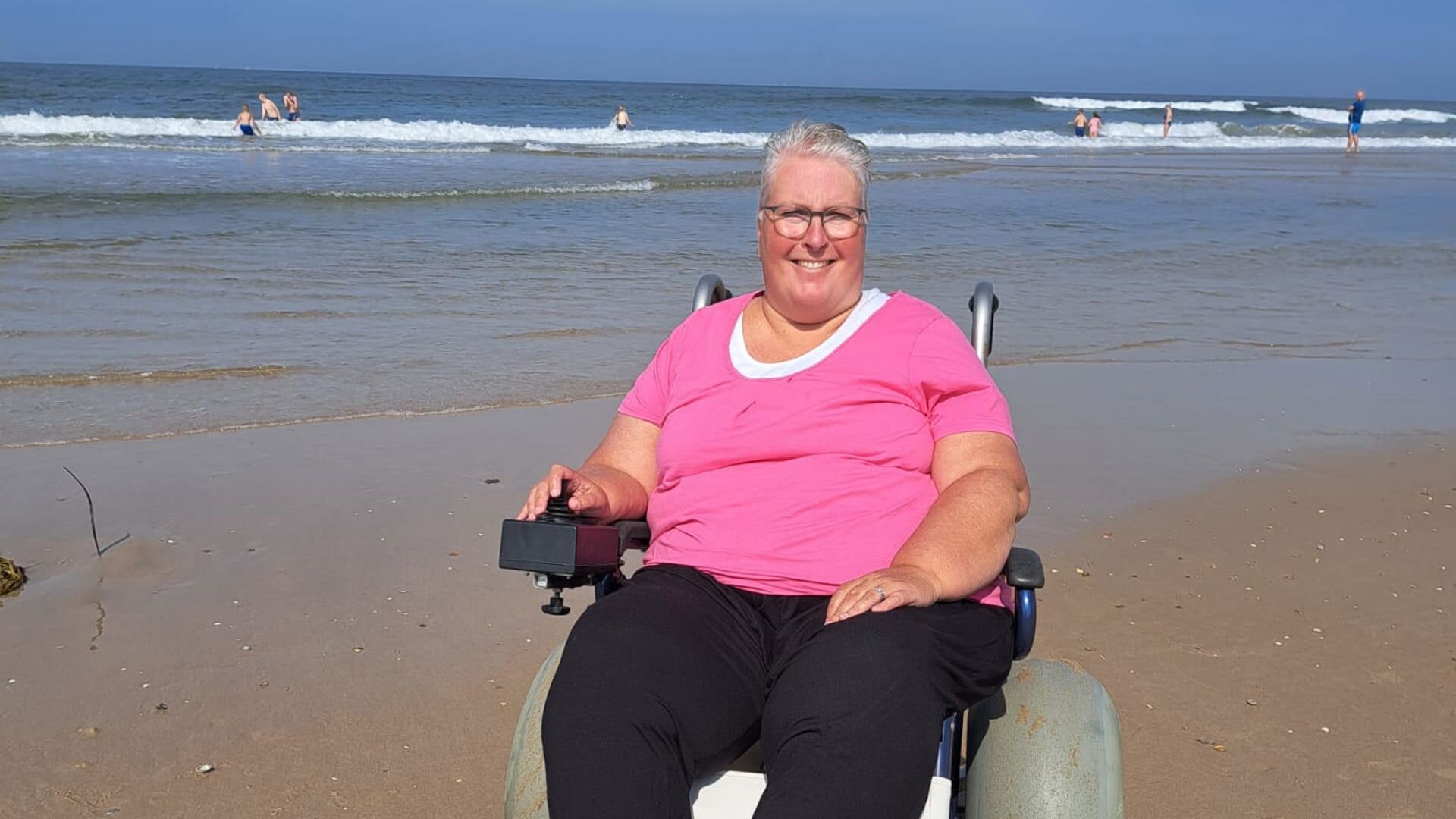 Karin Porter geniet van een bezoek aan het strand.