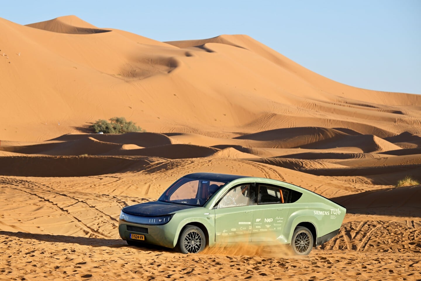 Stella Terra, hier op een roadtrip in Marokko, is ’s werelds eerste offroad auto op zonne-energie van studententeam Solar Team Eindhoven.
