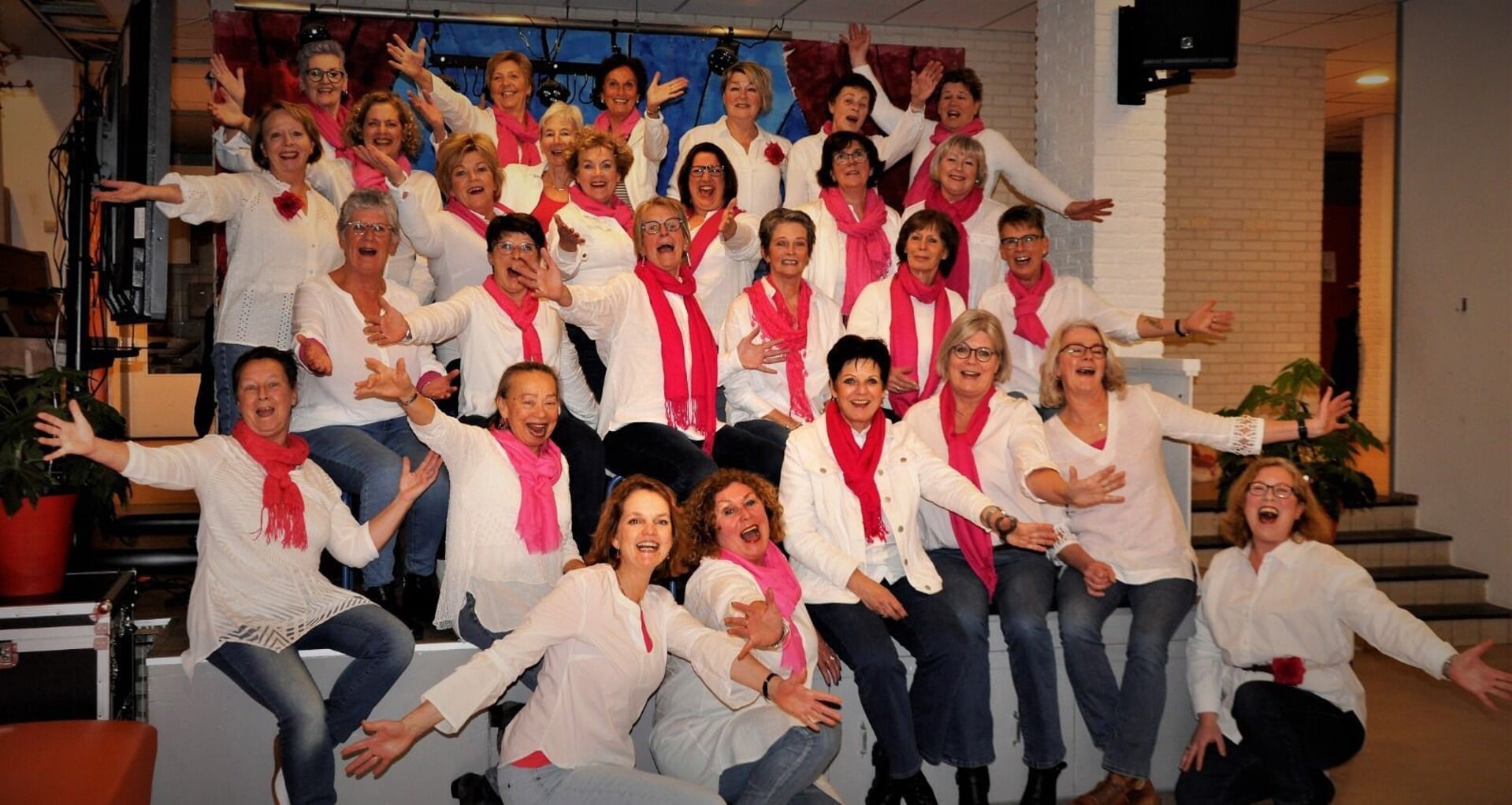 De zingende dames van koor Fabulous! treden op tijdens het Groene Hart Korenfestival in het Evertshuis. 