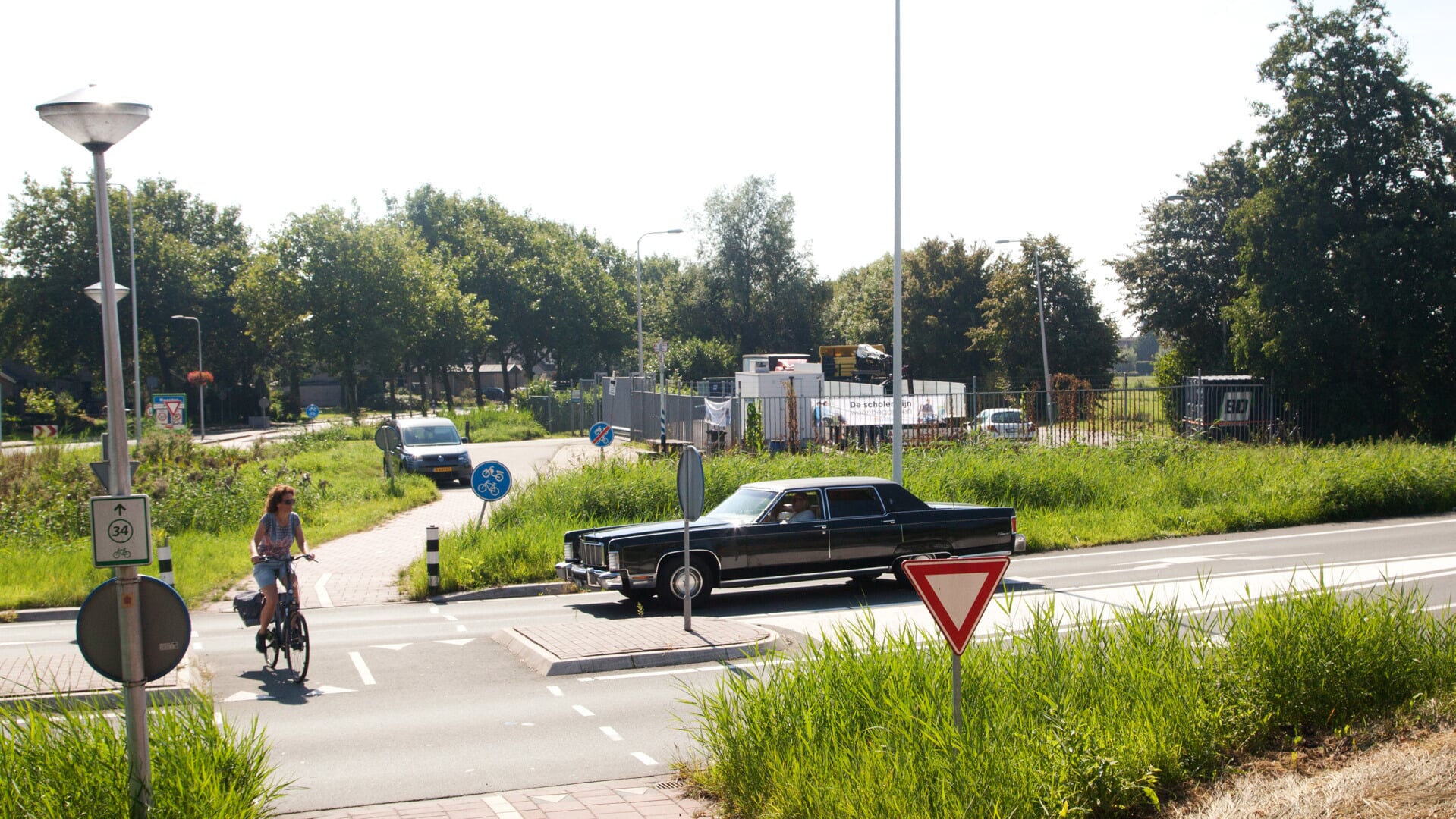 De locatie van de Poort van Waarder waar de bouw van de PLUS supermarkt en het snellaadstation voorzien zijn. 