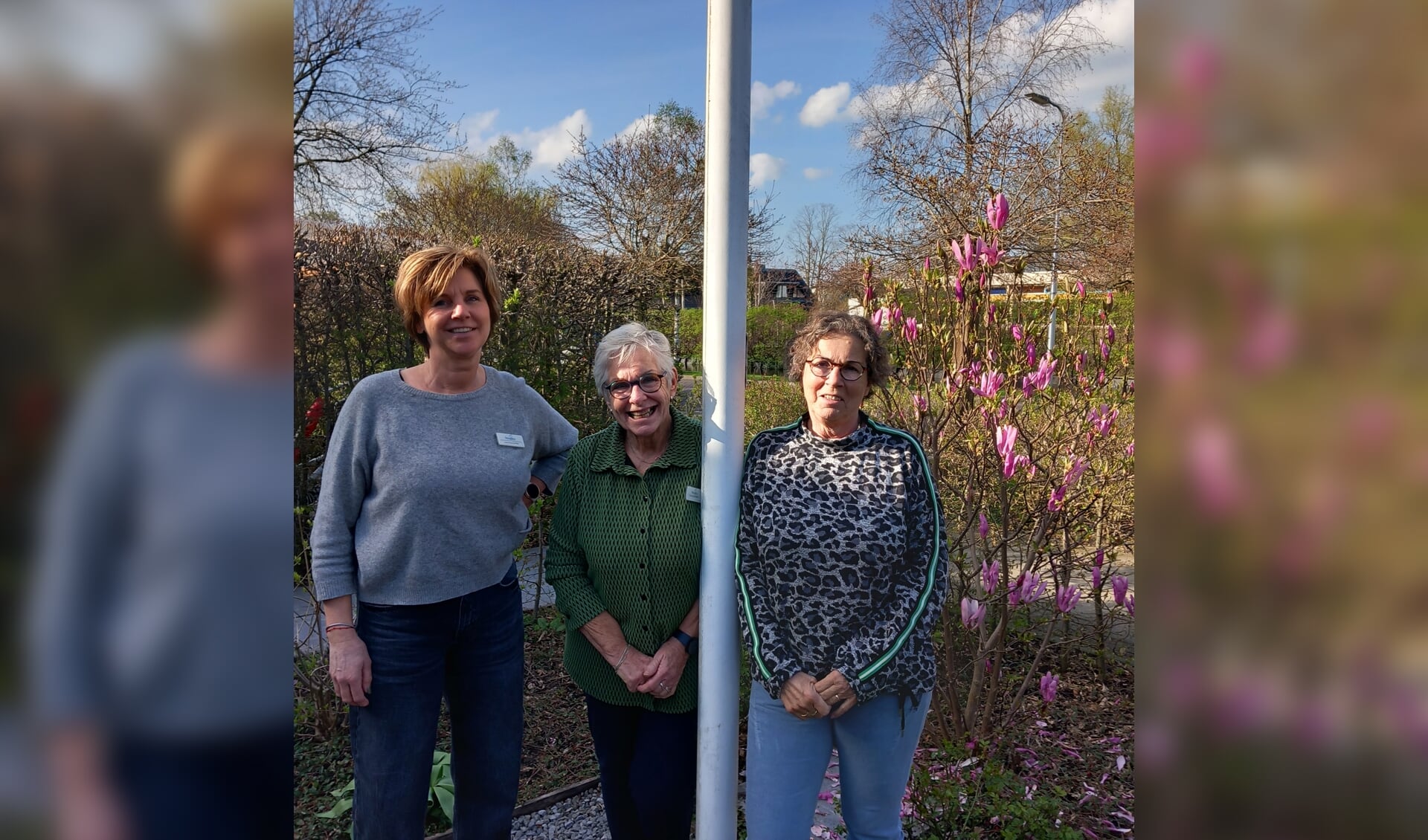 Joyce Leunisse, Anky van Bloois en Plony Kippersluis bij de vlaggenmast in de tuin voor het hospice.