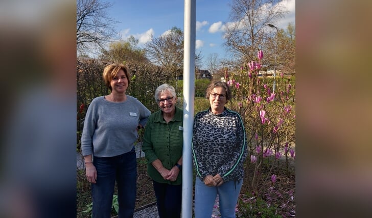 Joyce Leunisse, Anky van Bloois en Plony Kippersluis bij de vlaggenmast in de tuin voor het hospice.